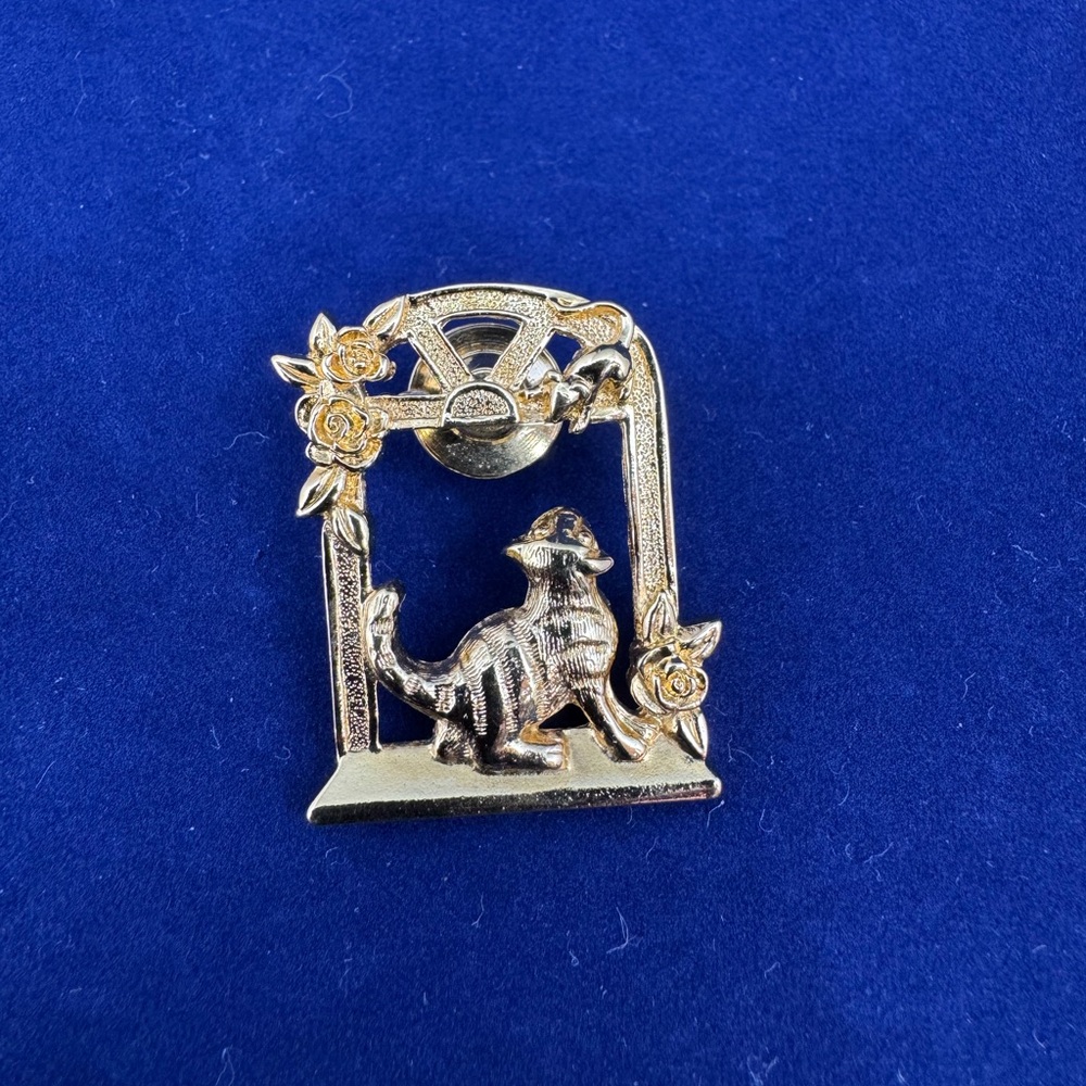 Vintage Avon Gold Tone Cat & Mouse in Window Pin Brooch - 1991
